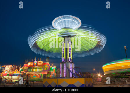 Il colorfully illuminato Yo-Yo gira su midway al Tennessee State Fair presso il centro fieristico di Tennessee in Nashville. Foto Stock