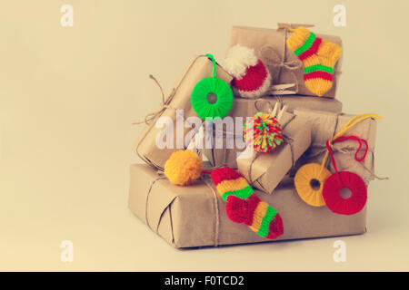 Vintage doni fatti a mano scatole con maglia di piccole decorazioni di Natale isolato su sfondo bianco. Messa a fuoco selettiva. Foto Stock
