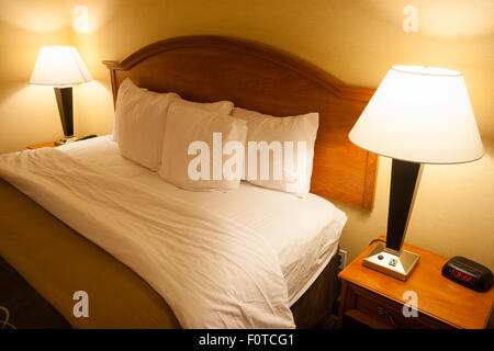 La camera da letto è pronta prima di andare a dormire con i fogli già rivolta verso il basso. Foto Stock