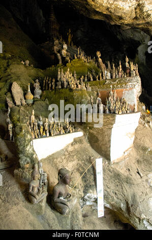 Pak Ou grotta presso il fiume Mekong vicino a Luang Prabang in Laos Foto Stock