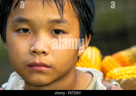 Ritratto di ragazzo hmong a fianco del fiume Mekong in Laos Foto Stock