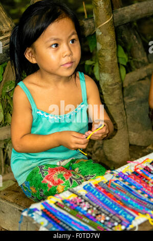 Due bambini di etnia hmong al confine del fiume Mekong in Laos Foto Stock