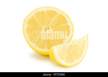 Close-up di metà trimestre e fette di limone, isolati su sfondo bianco. Foto Stock