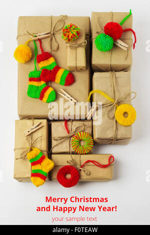 Vintage doni fatti a mano scatole con maglia di piccole decorazioni di Natale isolato su sfondo bianco. Messa a fuoco selettiva. Foto Stock