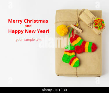 Vintage doni fatti a mano scatole con maglia di piccole decorazioni di Natale isolato su sfondo bianco. Messa a fuoco selettiva. Foto Stock