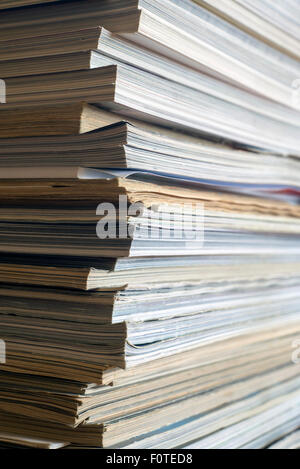 Primo piano di un mucchio disordinato di vecchie riviste con pagine di piegatura Foto Stock