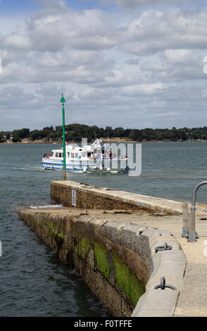 Jetty e traghetto al porto, Ile d'Arz, Morbihan, in Bretagna, Francia Foto Stock
