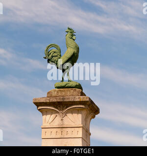 Monumento ai Caduti in guerra con galletto (emblema nazionale francese) in St Thomas de Conac, Charente-Maritime regione, Francia Foto Stock