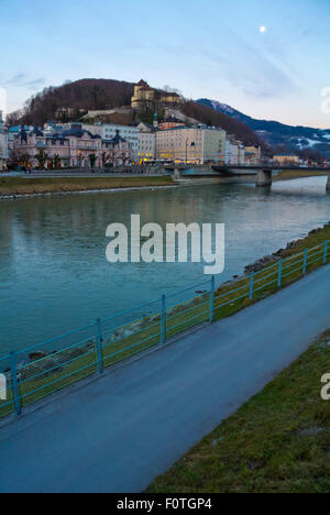 Vista da Franz-Joseph-Kai, verso Kapuzinerberg hill, attraverso il fiume Salzach, centrale Salisburgo, Austria Foto Stock