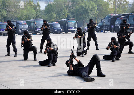 Liaocheng, Shandong, CHN. 21 Ago, 2015. Liaocheng, Cina - 21 agosto 2015: (solo uso editoriale. Cina fuori)300 poliziotti dal team SWAT di raccogliere nel Centro Espositivo Internazionale per la sicurezza trapanare il settantesimo anniversario della vittoria della guerra di resistenza contro il Giappone, e 7 mostrano le competenze tra cui tattiche speciali, randello di emergenza, attacco disarmati e della tecnologia della difesa, formazione antiriot, anti violenza terrorista lo smaltimento e completo di competenze di Swat, pulsate cannone ad acqua sul manichino iniezione. La loro capacità di far fronte agli incidenti è migliorata. Credito: SIPA Asia/ZUMA filo/Alamy Live News Foto Stock