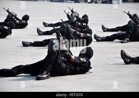 Liaocheng, Shandong, CHN. 21 Ago, 2015. Liaocheng, Cina - 21 agosto 2015: (solo uso editoriale. Cina fuori)300 poliziotti dal team SWAT di raccogliere nel Centro Espositivo Internazionale per la sicurezza trapanare il settantesimo anniversario della vittoria della guerra di resistenza contro il Giappone, e 7 mostrano le competenze tra cui tattiche speciali, randello di emergenza, attacco disarmati e della tecnologia della difesa, formazione antiriot, anti violenza terrorista lo smaltimento e completo di competenze di Swat, pulsate cannone ad acqua sul manichino iniezione. La loro capacità di far fronte agli incidenti è migliorata. Credito: SIPA Asia/ZUMA filo/Alamy Live News Foto Stock