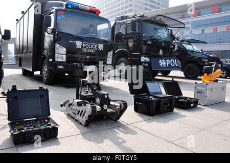 Liaocheng, Shandong, CHN. 21 Ago, 2015. Liaocheng, Cina - 21 agosto 2015: (solo uso editoriale. Cina fuori)300 poliziotti dal team SWAT di raccogliere nel Centro Espositivo Internazionale per la sicurezza trapanare il settantesimo anniversario della vittoria della guerra di resistenza contro il Giappone, e 7 mostrano le competenze tra cui tattiche speciali, randello di emergenza, attacco disarmati e della tecnologia della difesa, formazione antiriot, anti violenza terrorista lo smaltimento e completo di competenze di Swat, pulsate cannone ad acqua sul manichino iniezione. La loro capacità di far fronte agli incidenti è migliorata. Credito: SIPA Asia/ZUMA filo/Alamy Live News Foto Stock