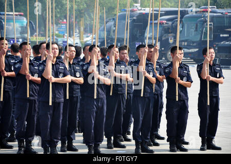 Liaocheng, Shandong, CHN. 21 Ago, 2015. Liaocheng, Cina - 21 agosto 2015: (solo uso editoriale. Cina fuori)300 poliziotti dal team SWAT di raccogliere nel Centro Espositivo Internazionale per la sicurezza trapanare il settantesimo anniversario della vittoria della guerra di resistenza contro il Giappone, e 7 mostrano le competenze tra cui tattiche speciali, randello di emergenza, attacco disarmati e della tecnologia della difesa, formazione antiriot, anti violenza terrorista lo smaltimento e completo di competenze di Swat, pulsate cannone ad acqua sul manichino iniezione. La loro capacità di far fronte agli incidenti è migliorata. Credito: SIPA Asia/ZUMA filo/Alamy Live News Foto Stock