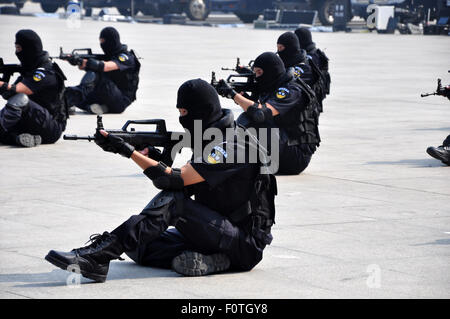 Liaocheng, Shandong, CHN. 21 Ago, 2015. Liaocheng, Cina - 21 agosto 2015: (solo uso editoriale. Cina fuori)300 poliziotti dal team SWAT di raccogliere nel Centro Espositivo Internazionale per la sicurezza trapanare il settantesimo anniversario della vittoria della guerra di resistenza contro il Giappone, e 7 mostrano le competenze tra cui tattiche speciali, randello di emergenza, attacco disarmati e della tecnologia della difesa, formazione antiriot, anti violenza terrorista lo smaltimento e completo di competenze di Swat, pulsate cannone ad acqua sul manichino iniezione. La loro capacità di far fronte agli incidenti è migliorata. Credito: SIPA Asia/ZUMA filo/Alamy Live News Foto Stock