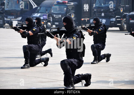 Liaocheng, Shandong, CHN. 21 Ago, 2015. Liaocheng, Cina - 21 agosto 2015: (solo uso editoriale. Cina fuori)300 poliziotti dal team SWAT di raccogliere nel Centro Espositivo Internazionale per la sicurezza trapanare il settantesimo anniversario della vittoria della guerra di resistenza contro il Giappone, e 7 mostrano le competenze tra cui tattiche speciali, randello di emergenza, attacco disarmati e della tecnologia della difesa, formazione antiriot, anti violenza terrorista lo smaltimento e completo di competenze di Swat, pulsate cannone ad acqua sul manichino iniezione. La loro capacità di far fronte agli incidenti è migliorata. Credito: SIPA Asia/ZUMA filo/Alamy Live News Foto Stock