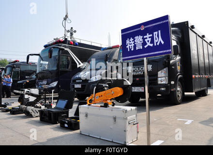 Liaocheng, Shandong, CHN. 21 Ago, 2015. Liaocheng, Cina - 21 agosto 2015: (solo uso editoriale. Cina fuori)300 poliziotti dal team SWAT di raccogliere nel Centro Espositivo Internazionale per la sicurezza trapanare il settantesimo anniversario della vittoria della guerra di resistenza contro il Giappone, e 7 mostrano le competenze tra cui tattiche speciali, randello di emergenza, attacco disarmati e della tecnologia della difesa, formazione antiriot, anti violenza terrorista lo smaltimento e completo di competenze di Swat, pulsate cannone ad acqua sul manichino iniezione. La loro capacità di far fronte agli incidenti è migliorata. Credito: SIPA Asia/ZUMA filo/Alamy Live News Foto Stock