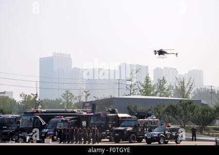 Liaocheng, Shandong, CHN. 21 Ago, 2015. Liaocheng, Cina - 21 agosto 2015: (solo uso editoriale. Cina fuori)300 poliziotti dal team SWAT di raccogliere nel Centro Espositivo Internazionale per la sicurezza trapanare il settantesimo anniversario della vittoria della guerra di resistenza contro il Giappone, e 7 mostrano le competenze tra cui tattiche speciali, randello di emergenza, attacco disarmati e della tecnologia della difesa, formazione antiriot, anti violenza terrorista lo smaltimento e completo di competenze di Swat, pulsate cannone ad acqua sul manichino iniezione. La loro capacità di far fronte agli incidenti è migliorata. Credito: SIPA Asia/ZUMA filo/Alamy Live News Foto Stock