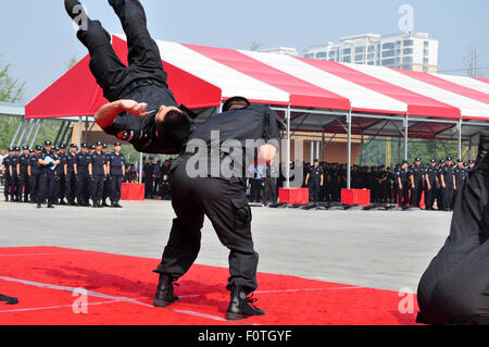 Liaocheng, Shandong, CHN. 21 Ago, 2015. Liaocheng, Cina - 21 agosto 2015: (solo uso editoriale. Cina fuori)300 poliziotti dal team SWAT di raccogliere nel Centro Espositivo Internazionale per la sicurezza trapanare il settantesimo anniversario della vittoria della guerra di resistenza contro il Giappone, e 7 mostrano le competenze tra cui tattiche speciali, randello di emergenza, attacco disarmati e della tecnologia della difesa, formazione antiriot, anti violenza terrorista lo smaltimento e completo di competenze di Swat, pulsate cannone ad acqua sul manichino iniezione. La loro capacità di far fronte agli incidenti è migliorata. Credito: SIPA Asia/ZUMA filo/Alamy Live News Foto Stock