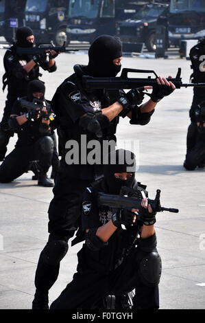 Liaocheng, Shandong, CHN. 21 Ago, 2015. Liaocheng, Cina - 21 agosto 2015: (solo uso editoriale. Cina fuori)300 poliziotti dal team SWAT di raccogliere nel Centro Espositivo Internazionale per la sicurezza trapanare il settantesimo anniversario della vittoria della guerra di resistenza contro il Giappone, e 7 mostrano le competenze tra cui tattiche speciali, randello di emergenza, attacco disarmati e della tecnologia della difesa, formazione antiriot, anti violenza terrorista lo smaltimento e completo di competenze di Swat, pulsate cannone ad acqua sul manichino iniezione. La loro capacità di far fronte agli incidenti è migliorata. Credito: SIPA Asia/ZUMA filo/Alamy Live News Foto Stock