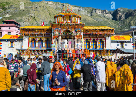 Molti pellegrini si riuniscono di fronte al colorato Tempio Badrinath, uno dei Dschar Dham destinazioni, Badrinath Foto Stock