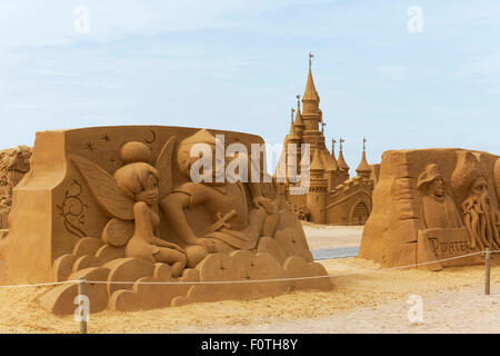 Peter Pan e gli elfi, Walt Disney cartoni animati e il castello delle favole di sabbia, la scultura di sabbia festival estivo congelati Sun, Ostenda Foto Stock