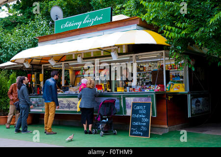 In stallo la vendita di alimenti e bevande, Margit Sziget, Isola di Margaret, Budapest, Ungheria, Europa Foto Stock