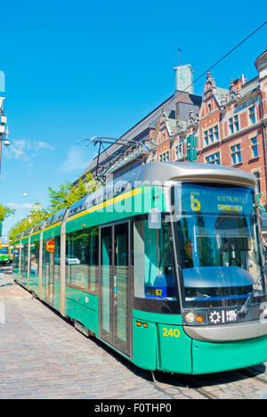 Tram 6, Mannerheimintie, Main Street, di fronte al grande magazzino Stockmann, Helsinki, Finlandia, Europa Foto Stock