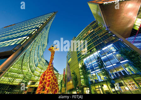 Germania Berlino: architettura contemporanea a Potsdam Square di notte Foto Stock