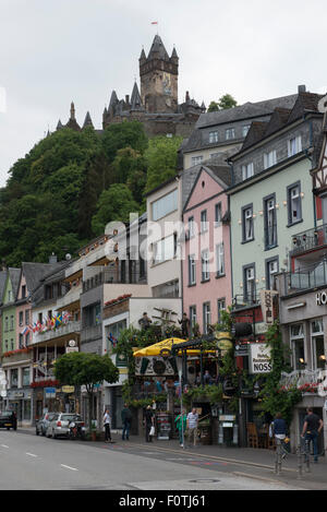 Cochem con Castello di Reichsburg, Renania-Palatinato, Germania Foto Stock