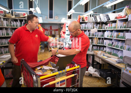 Il Hyde consegna ufficio, Royal Mail, ufficio postale stazione di consegna e raccolta office, Northwest London, England, Regno Unito Foto Stock