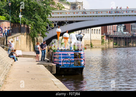 La piena Moo ice-cream imbarcazione attraccata vicino Ponte Lendal, città di York, England, Regno Unito Foto Stock