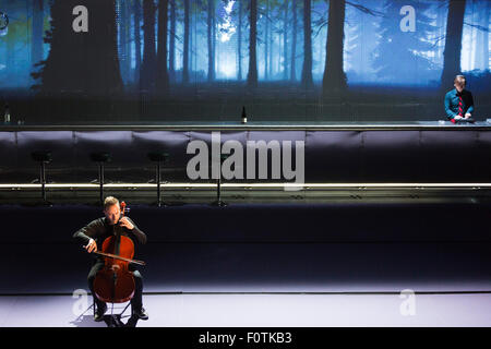 Gladbeck, Germania. Il 20 agosto 2015. Nella foto: il violoncellista Michał Pepoli. Premiere mondiale del gioco 'Die Franzosen' (francese) da Krzysztof Warlikowski basato su Marcel Proust del romanzo, "Alla ricerca del tempo perduto" alla Ruhrtriennale arts festival a Maschinenhalle Zweckel in Gladbeck. Eseguita in polacco con il polacco attori. Foto: bas/Alamy Live News. Foto Stock