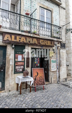 Quartiere di Alfama, strade strette, Lisbona, Portogallo Foto Stock