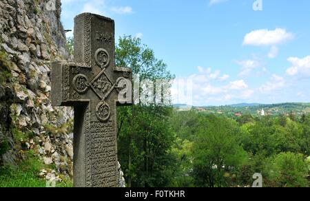 Vecchia croce che si affaccia su crusca, Brasov, Transilvania, Romania Foto Stock