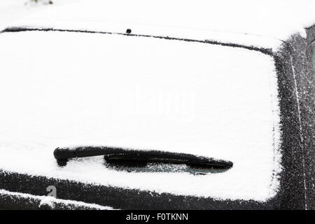 Parabrezza posteriore di una macchina coperta di neve Foto Stock