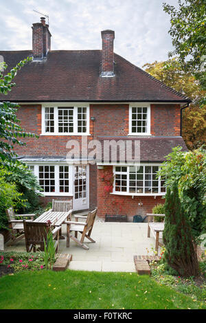 Retro di un tradizionale 1930 English casa e giardino Foto Stock