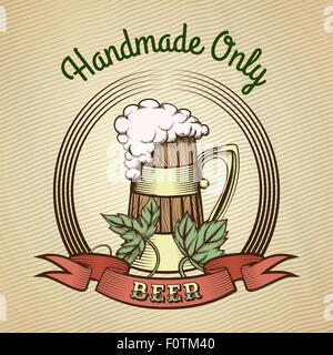 Emblema di birra in stile vintage. In legno intagliato boccale di birra con foglie di luppolo e il nastro. Illustrazione colorata. Gratuito solo font utilizzato. Illustrazione Vettoriale