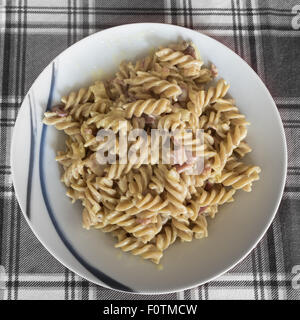 Tipica pasta italiana denominata "fusilli' con panna e prosciutto. Foto Stock