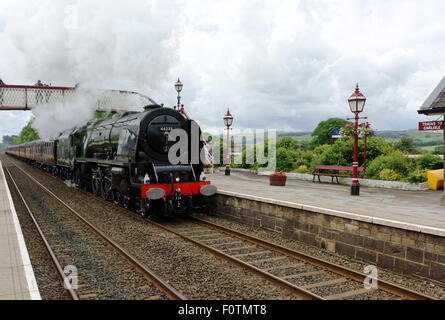 La LMS Principessa incoronazione 46233 Classe Duchessa di Sutherland la cottura a vapore attraverso la stazione di stabilirsi in rotta per Carlisle Foto Stock