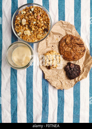 Una sana prima colazione. Al cioccolato e biscotti di farina di avena, yogurt e muesli Foto Stock