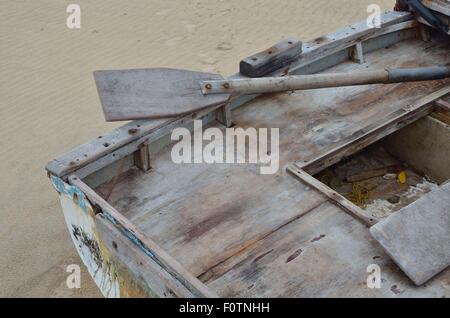 Il vecchio fatiscente barche da pesca che giace sulla spiaggia di Inhambane, Mozambico. Questi non sono sicuri e home riparato ma utilizzato quotidianamente Foto Stock