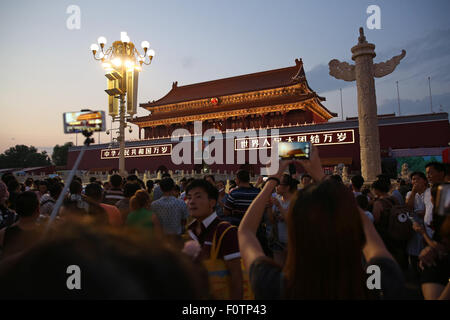 Pechino, Cina. 20 agosto 2015. Un file immagine resi disponibili su 21 Agosto 2015 mostra i visitatori e i turisti a scattare foto di Tiananmen Gate con il ritratto del Presidente Mao Zedong sulla Piazza Tian'anmen a Pechino in Cina, 20 agosto 2015. Foto: CHRISTIAN CHARISIUS/dpa/Alamy Live News Foto Stock