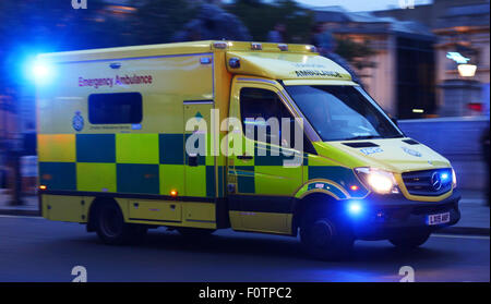 A Londra il servizio di ambulanza Mercedes-Benz Sprinter (2015) di rispondere ad una chiamata di emergenza attraverso Trafalgar Square. Foto Stock