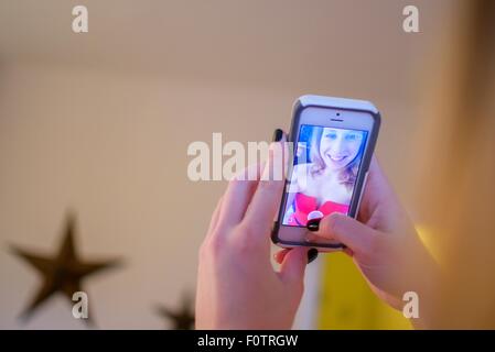 Le mani della giovane donna prendendo selfie dello smartphone Foto Stock