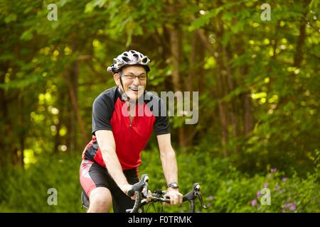 L'uomo anziano in bicicletta Foto Stock