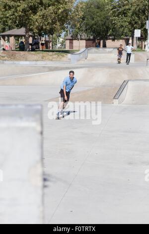 Giovane uomo skateboarding in parco, Eastvale, CALIFORNIA, STATI UNITI D'AMERICA Foto Stock