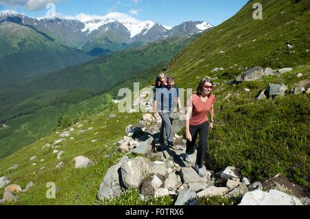 Persone escursionismo, North Face Trail, Alyeska Resort, sette ghiacciai, vincitore Creek Valley, Turnagain Arm, Girdwood, Alaska, STATI UNITI D'AMERICA Foto Stock