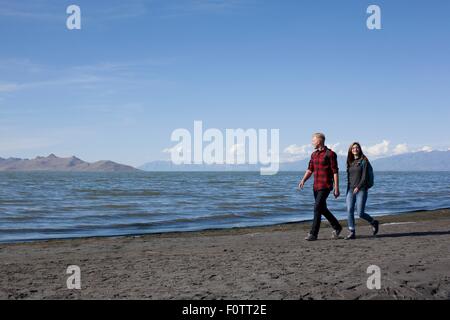 Coppia giovane camminare al fianco di Waters Edge, fantastica Salt Lake, Utah, Stati Uniti d'America Foto Stock