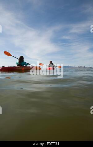 Vista posteriore della coppia giovane in kayak le piastre di contenimento, fantastica Salt Lake, Utah, Stati Uniti d'America Foto Stock