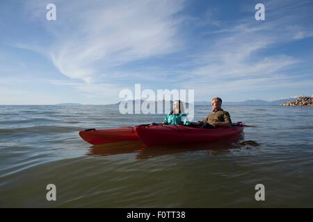 Coppia giovane in kayak sulle acque a occhi chiusi che guarda lontano, fantastica Salt Lake, Utah, Stati Uniti d'America Foto Stock